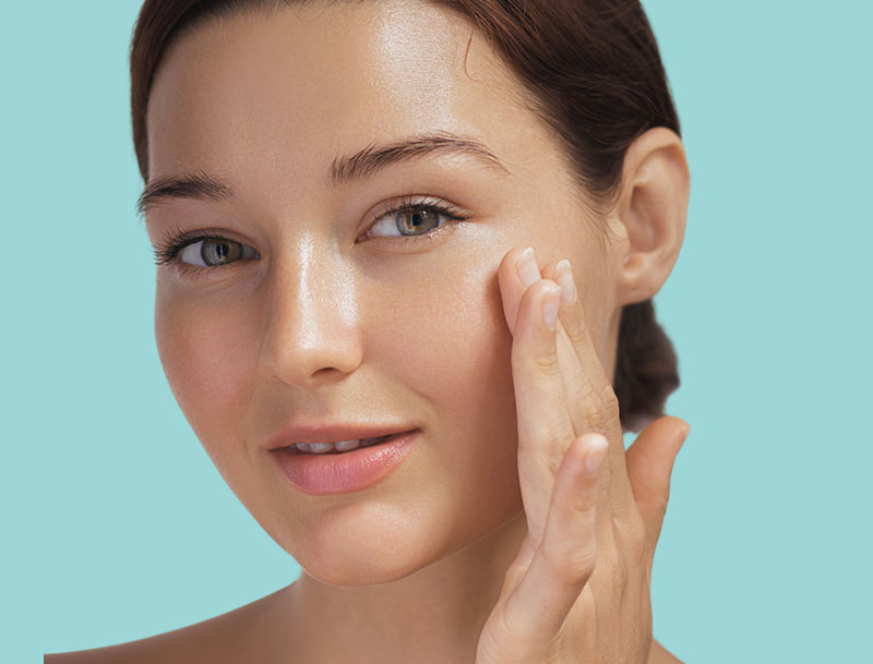 Woman with brighter and smoother facial skin. [3a564f]