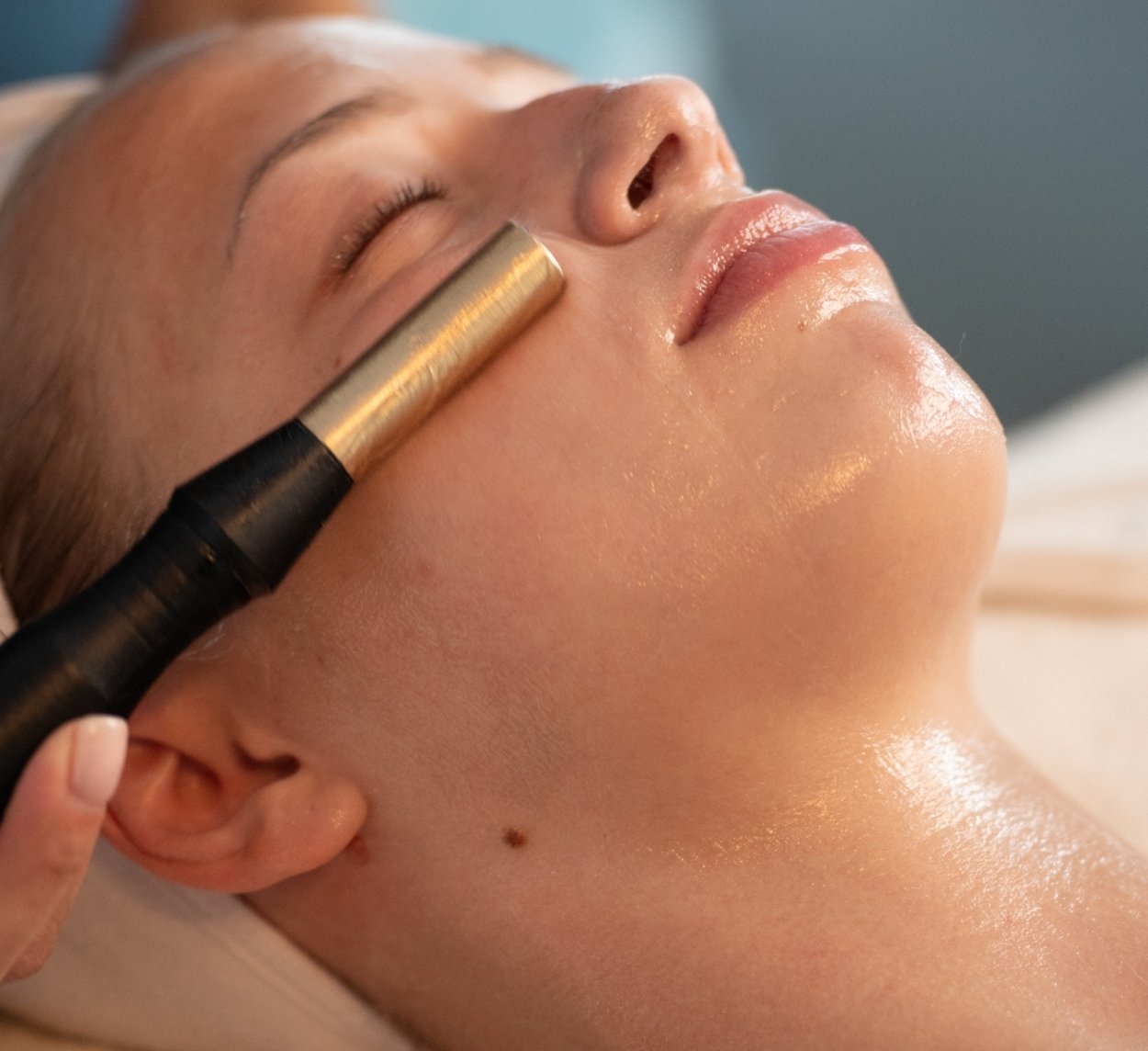 A photo of collagenwave device on a woman's face, at Long Island, NY. [c76eab]