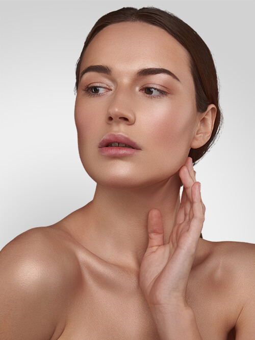 A woman having a bright, clear, and tight skin. [472c2e]